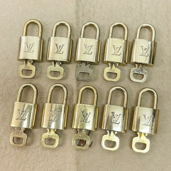 Authentic LOUIS VUITTON LV 10 SET PADLOCK KEY BAG CHARM CADENA GOLD PLATED - Picture 1 of 4